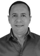 MOISÉS MENEZES